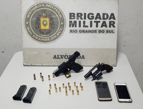 A imagem mostra armas, munições, carregadores e celulares apreendidos