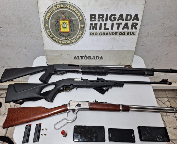 A imagem mostra três espingardas apreendidas