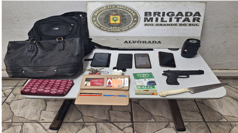 A imagem mostra objetos pessoais, arma de fogo e faca, recuperadas e apreendidas pelos policiais militares
