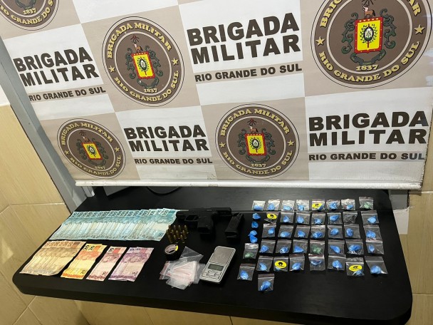 Material apreendido em frente ao banner da BM.