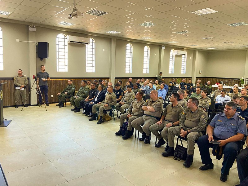 A foto mostra as autoridades sentadas no auditório durante a reunião