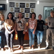 Na foto estão posicionados em pé, integrantes da Brigada Militar, Polícia Civil, Coordenadoria da Mulher e Assistência Social de Cachoeira do Sul, onde foi realizada uma reunião estratégica.