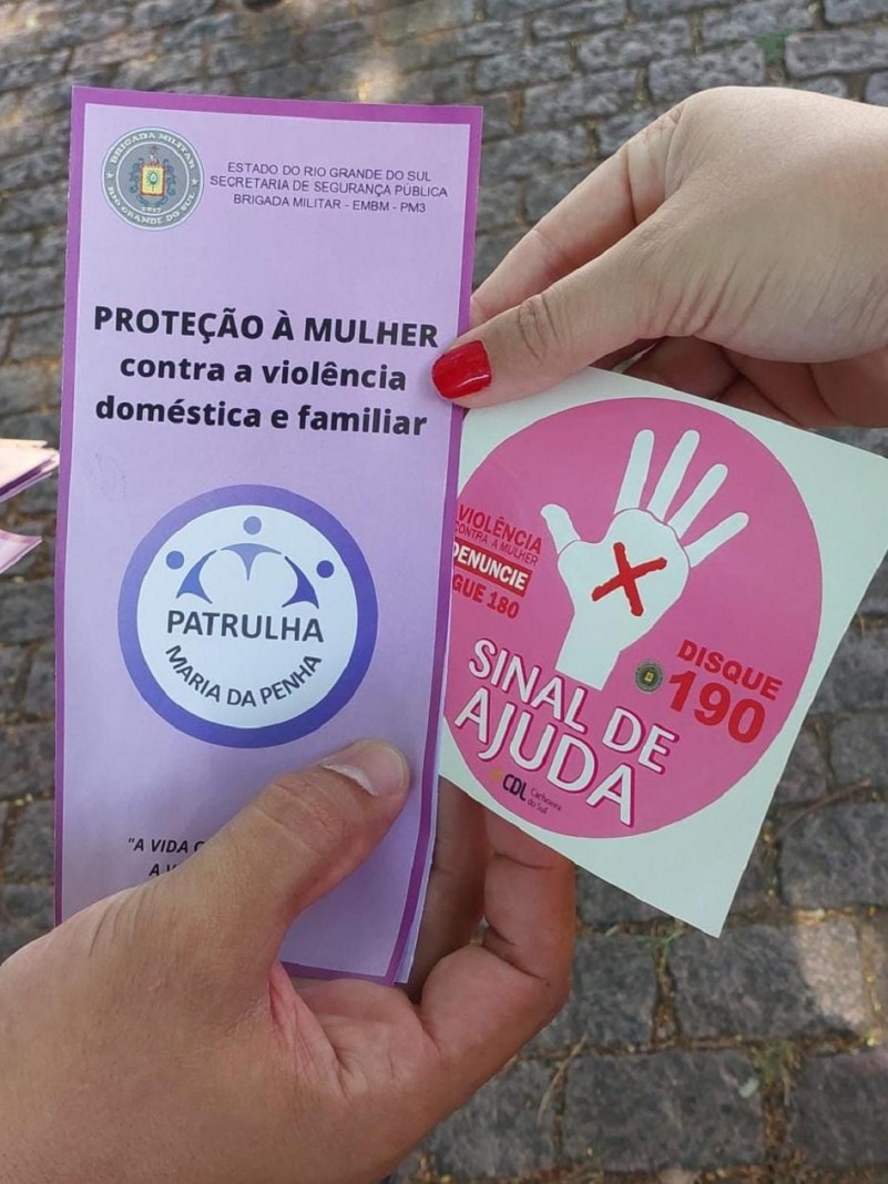 Folders e adesivos entregues à comunidade