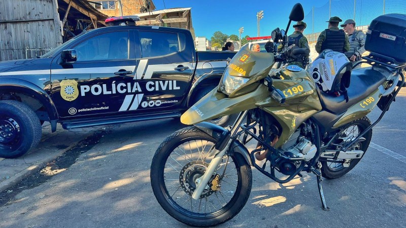 Viatura da PC e Moto da Brigada Militar, durante Operação Cabos e Fios em Caxias do Sul