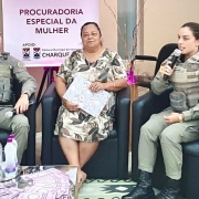 policiais militares sentados ao lado de uma vereadora durante o programa.