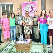 uma fileira de pessoas posando para foto.