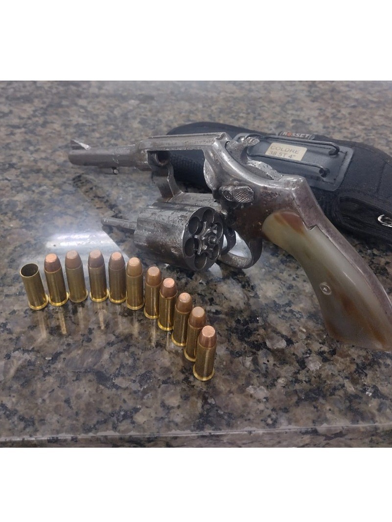 Revólver calibre.38 com 11 munições