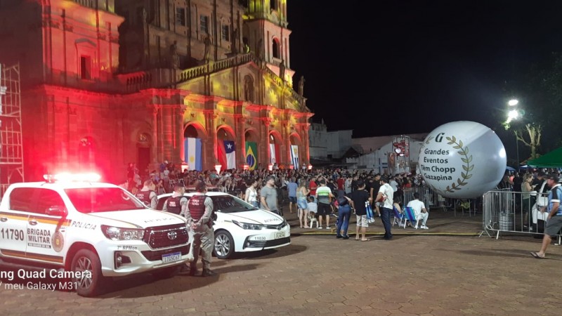 Viatura, policiais, público no centro histórico durante realização do Pré Olímpico de Vôlei de Praia em Santo Ângelo
