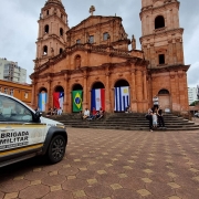 viatura policial em frente a igreja da catedral em santo ângelo