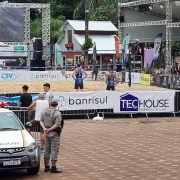 pessoas, viatura da policial