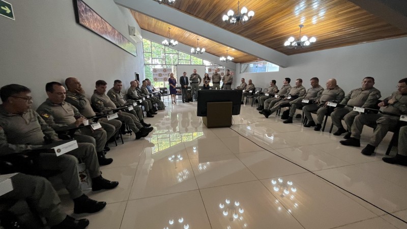 Foto mostra integrantes do Conselho Superior dispostos dentro de um auditório