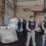 local sendo vistoriado pelos policiais