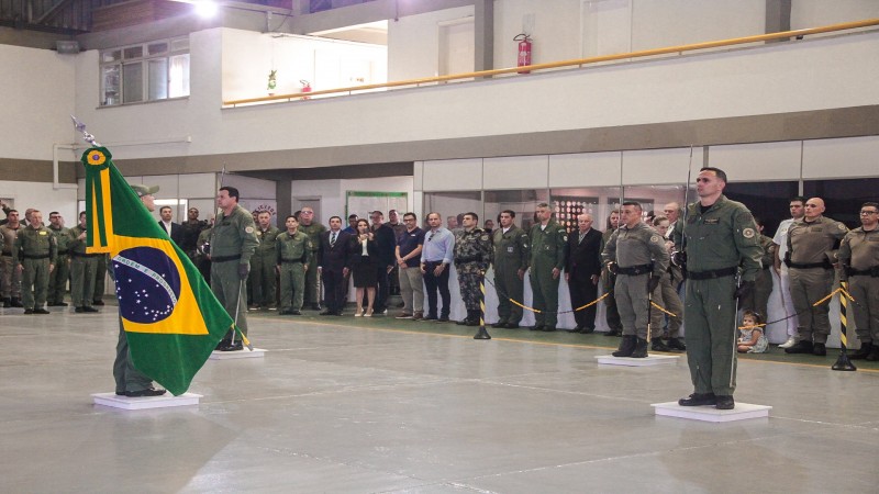 formatura do batalhão de aviação da brigada militar, ato da troca de comando perante a Bandeira Nacional