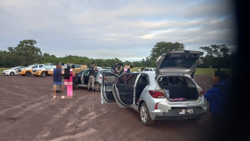 Policiais militares realizando barreira de fiscalização de trânsito