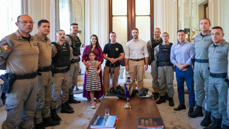 Foto mostra todos os envolvidos no encontro dentro de uma sala no Palácio Piratini.
