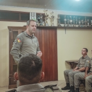 Comandante do 25º BPM em fala com efetivo