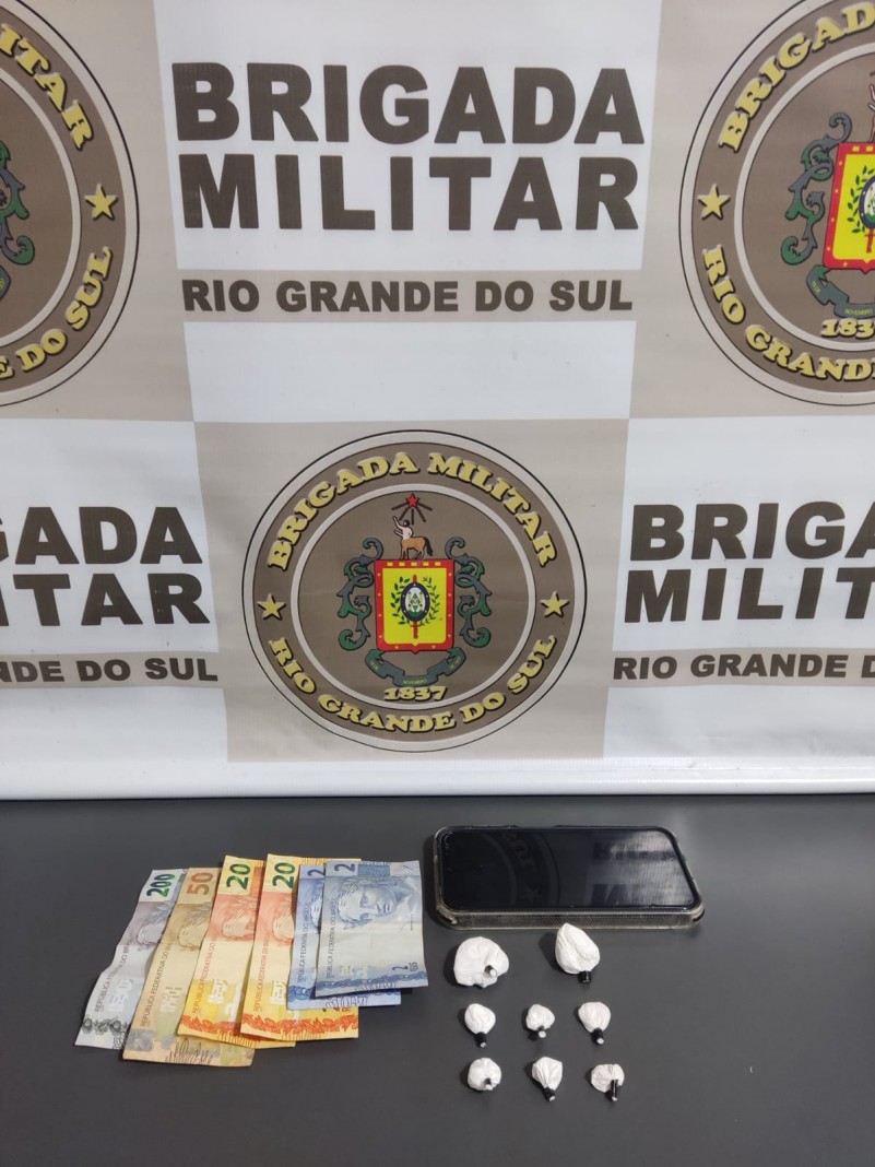 Com o autor foi encontrado oito buchas de cocaína