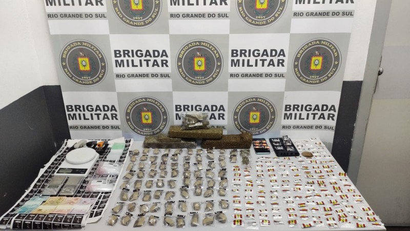 Apreensão de drogas em Caxias do Sul ( 03 tijolos de maconha pesando mais 3 quilos,148 porções de cocaína, 06 comprimidos esctasy, R$ 165,00 reais, 03 balanças de precisão, 01 celular e um tablet)