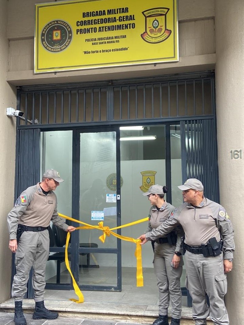 Imagem mostra a fita sendo cortada em frente ao novo pronto atendimento da Corregedoria da BM em Santa Maria