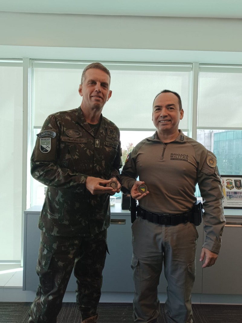 Imagem mostra o general de brigada e o comandante do CRPO-Serra posando para a foto, juntos, em uma sala
