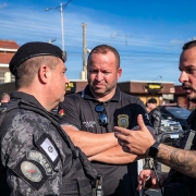 Dois policiais civis e um policial militar das Patrulhas Especiais dialogando para realização da Operação Conjunta entre as instituições nos municípios de Cidreira e Balneário Pinhal
