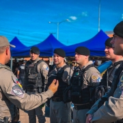 Cinco policiais militares do 8º BPM (quatro de Força Tática e um do Canil) recebendo instruções de um capitão, também do 8º BPM