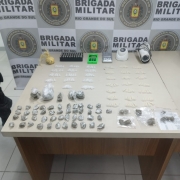 Apreensão de drogas durante a Operação Cerco Fechado. 107 pinos de crack, 77 pinos de cocaína, uma  porção média da mesma droga, 50 de maconha, 6 porções de camarão (flor da planta cannabis), 50 munições de calibre .40, uma máquina de cartão de crédito e uma balança de precisão