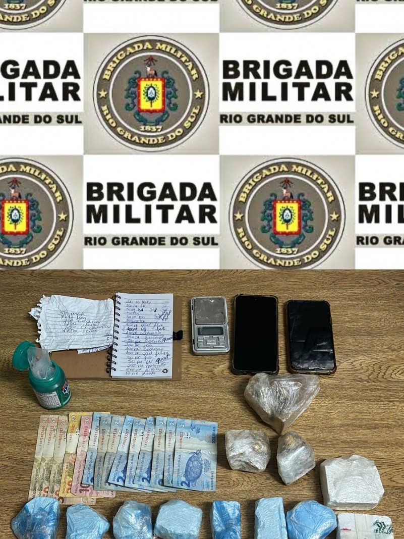 Ao fundo, um banner institucional da Brigada Militar, sobre a mesa, um caderno de anotações do tráfico, uma balança de precisão, dois aparelhos celulares, cento e noventa e oito reais em notas diversas, diversas porções de cocaína, pesando 1,725 quilos e de crack (505 gramas).