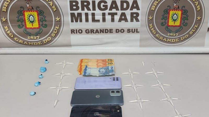 pinos de cocaína apreendidos, três aparelhos celulares e quarenta e dois reais apreendidos