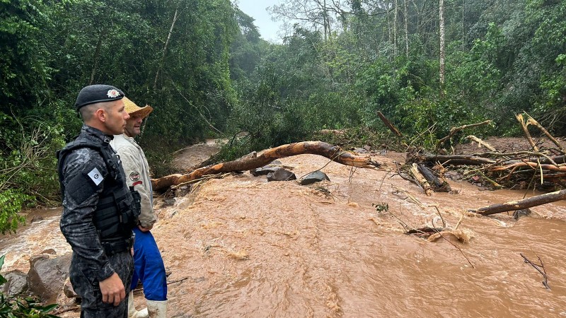 Imagem mostra estrada obstruída em Dona Francisca