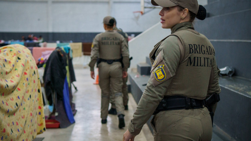BM em auxílio aos desabrigados atuando em abrigos