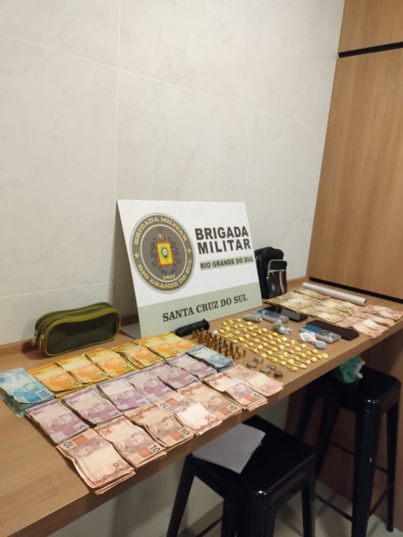 Brigada Militar prende dois homens e apreende um adolescente pelo crime de tráfico de drogas