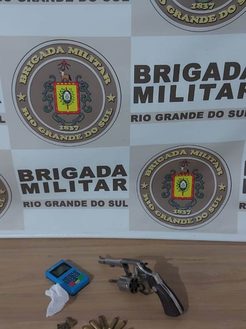 Brigada Militar apreende drogas, arma de fogo e munições e balança de precisão