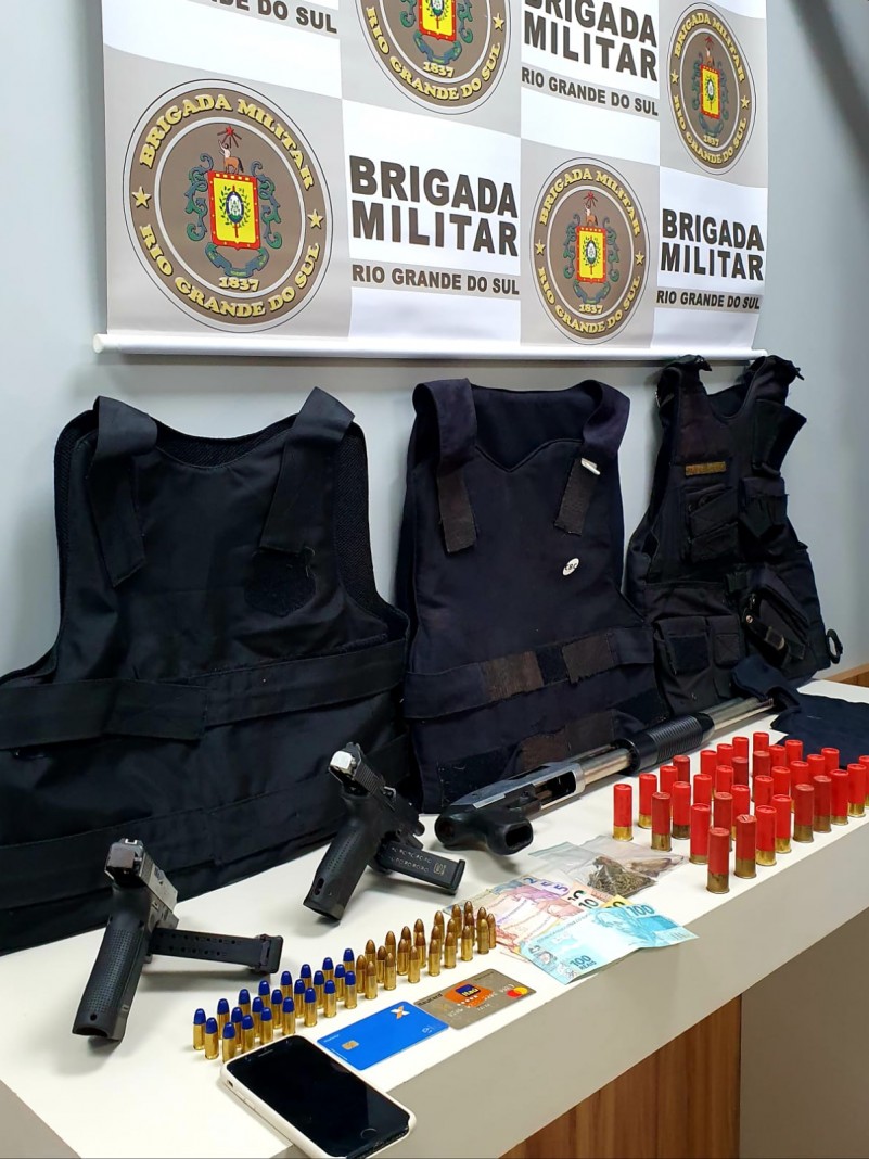 Na foto contém armas, colete balistico e munições apreendidos