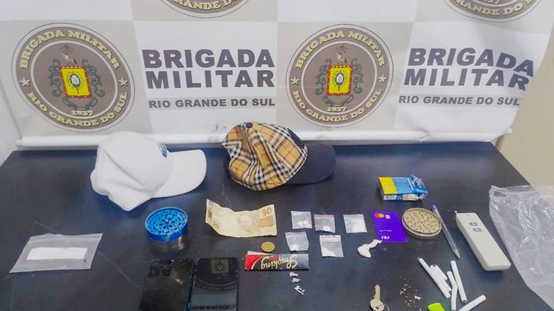 Na Foto aparece material apreendido, Bonés, Drogas, Dinheiro e celulares.