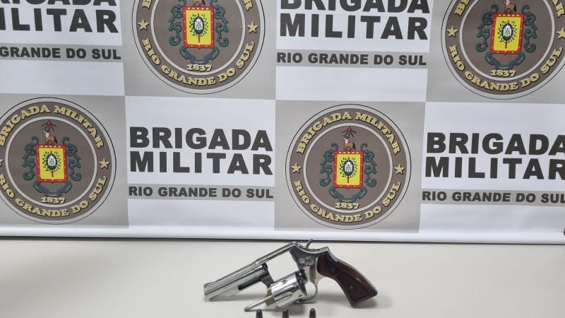 Na foto contém uma arma de fogo apreendida
