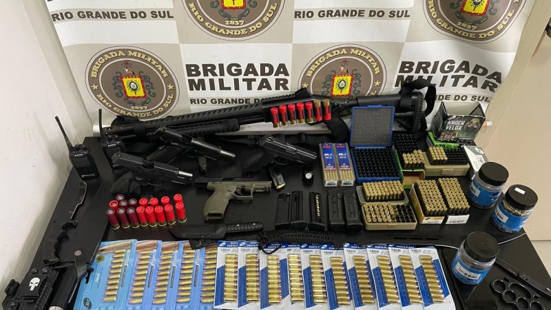 Na foto contém armas e munições apreendidas