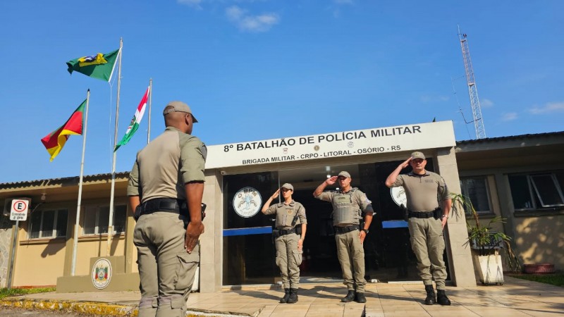 policiais que trabalharão no policiamento comercial, prestando continência ao comandante da 1ª Companhia Policial-Militar de Osório
