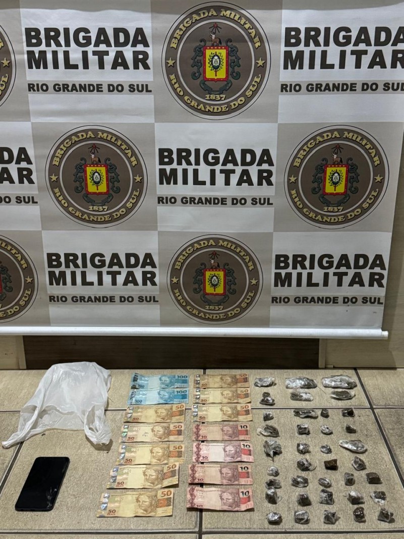 38 porções de maconha e um valor de 640 reais foram apreendidos