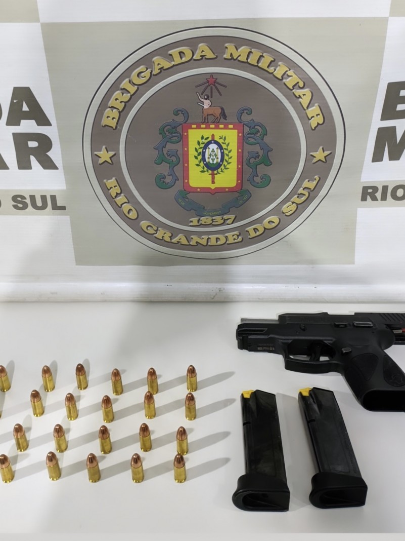 Na imagem há uma arma de fogo calibre 9 milímetros, dois carregadores e 24 munições de mesmo calibre
