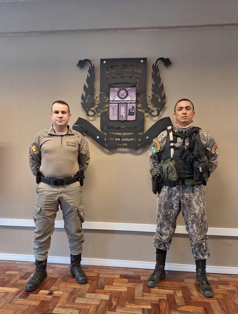 Ten Cel Silva Bueno e Cap Nunes na sede do 25º BPM