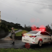 Os Policiais Militares visitam as propriedades e conversam com os moradores