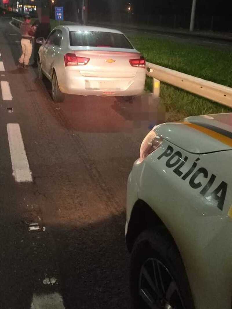 Ao fundo da imagem, o veículo Cobalt de cor cinza que foi roubado e atrás dele, parte da viatura policial