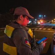 Policial militar feminina fazendo a fiscalização de veículo