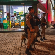 Dois policiais militares do Canil do CRPO Litoral e um da equipe da Força Tática do 8ºBPM fazendo o policiamento ostensivo