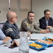 Comandante do 25º BPM falando com empresários e membros do comsepro