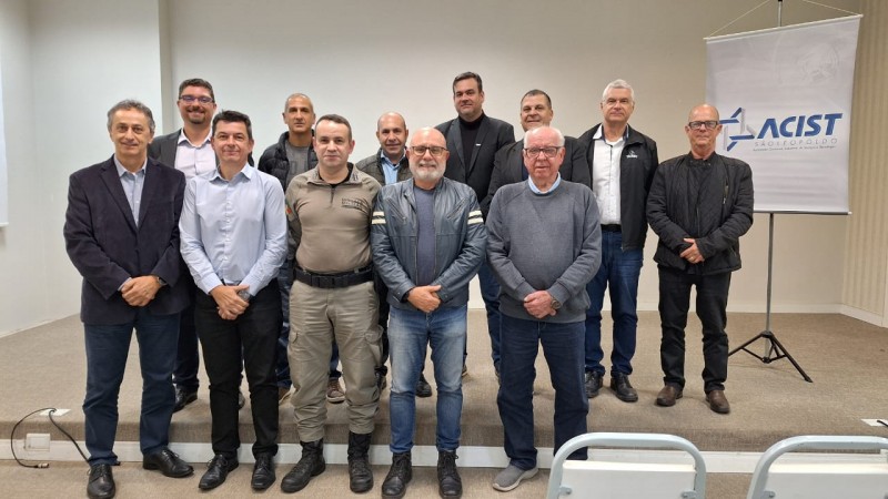 Comandante do 25º BPM e membros do comsepro e empresário