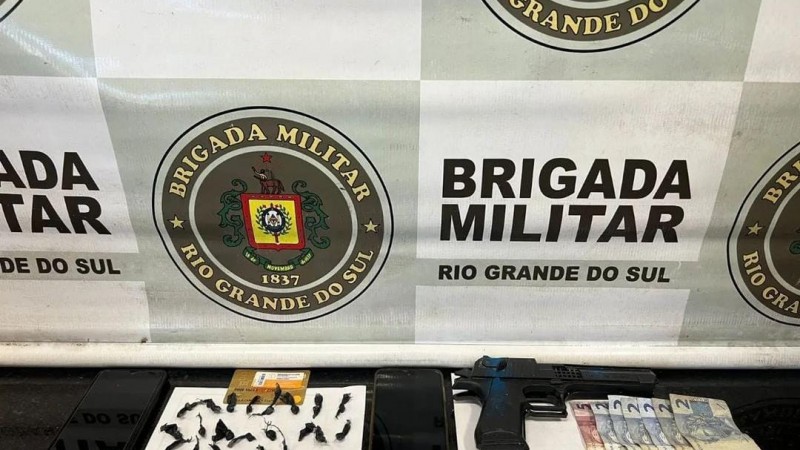 simulacro de pistola, dois celulares, drogas e dinheiro