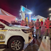Policiais Militares ao lado de uma viatura