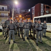 Policiais Militares cobertos e alinhados